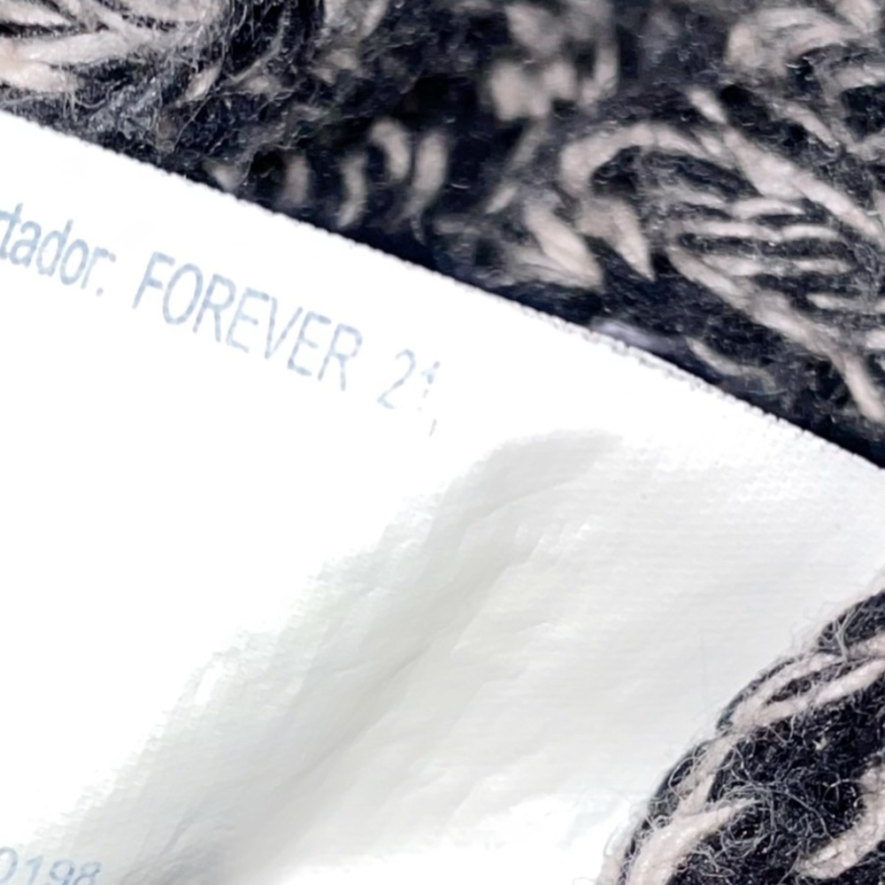 ••SALE•• FOREVER 21 Black And Cream Long Sleeve Sweater - Picture 3 of 5